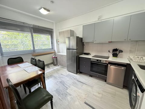 Kitchen or kitchenette, Dining area, dishwasher, toaster, washing machine