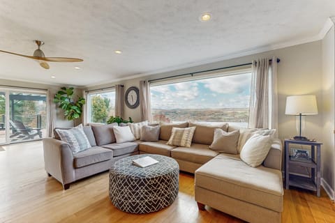 Seneca Overlook Getaway House in Seneca Lake