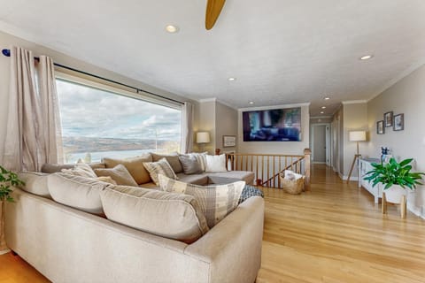 Seneca Overlook Getaway House in Seneca Lake