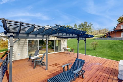 Seneca Overlook Getaway House in Seneca Lake