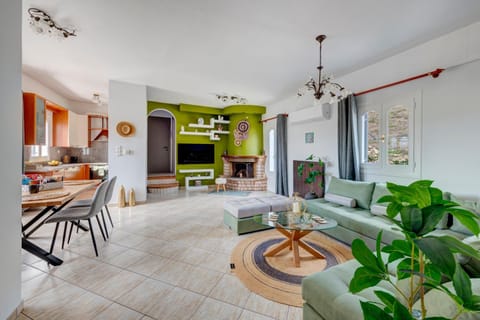 Living room, Dining area, fireplace, kitchen