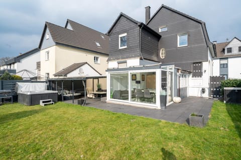 Property building, Garden, Balcony/Terrace, Garden view