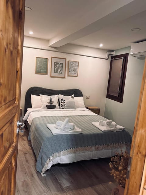 Bed, Bedroom, towels, wardrobe