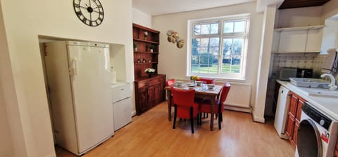 Spacious 4 Bedroom Detached Home in Iffley Village Villa in Oxford