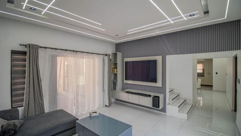 TV and multimedia, Living room, Seating area, Evening entertainment