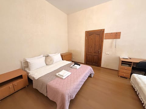 Bed, TV and multimedia, Living room, Photo of the whole room, Seating area, Bedroom, hair dryier, towels, wardrobe