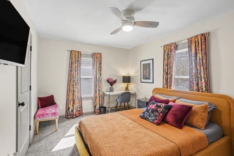 Bed, TV and multimedia, Bedroom