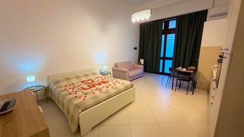 Bed, TV and multimedia, Living room, Photo of the whole room, Bedroom, air conditioner