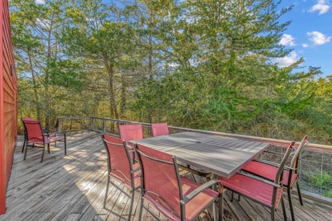 6 Mi to Kyle Field! Pet-Friendly Getaway with Yard House in Texas