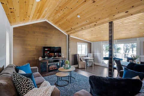 Communal lounge/ TV room, TV and multimedia, Living room, Seating area, Evening entertainment