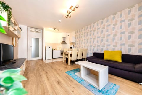 TV and multimedia, Kitchen or kitchenette, Living room, Seating area, Dining area