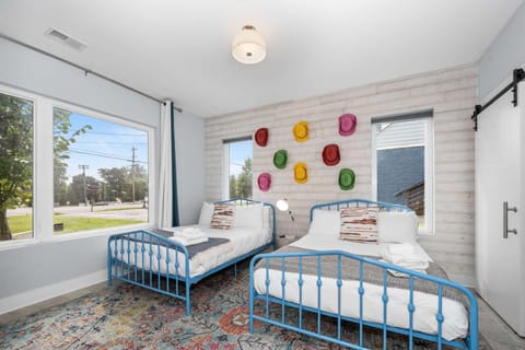 Stylish 4BR - Rooftop Deck Near Downtown House in East Nashville