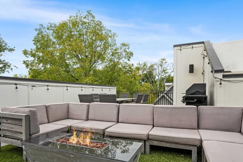 Stylish 4BR - Rooftop Deck Near Downtown House in East Nashville