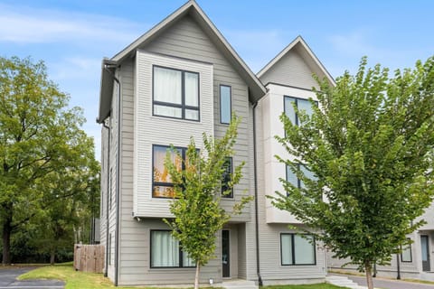 Stylish 4BR - Rooftop Deck Near Downtown House in East Nashville