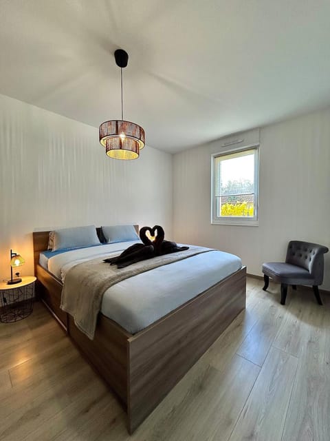 Bed, Photo of the whole room, Bedroom