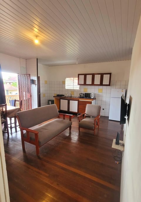 TV and multimedia, Kitchen or kitchenette, Living room, Dining area, stove