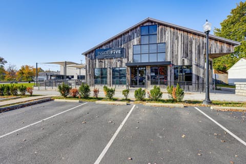 Between Restaurant and Brewery! Chic Perrysburg Apt Apartment in Maumee