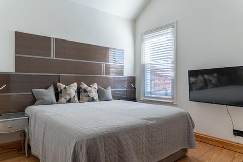 Bed, TV and multimedia, Photo of the whole room, Bedroom
