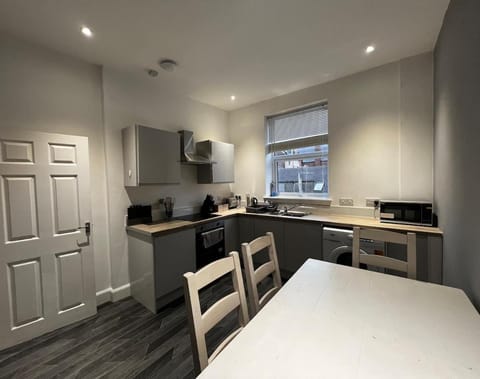 Perth City Centre Apartment - Short & Long Stays Welcome - 2x Smart TVs - Sky TV - Fast WiFi - Fully Equipped - Located Next to All Amenities Apartment in Perth