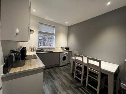 Perth City Centre Apartment - Short & Long Stays Welcome - 2x Smart TVs - Sky TV - Fast WiFi - Fully Equipped - Located Next to All Amenities Apartment in Perth