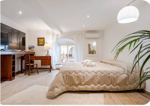 Bed, TV and multimedia, Seating area, Bedroom