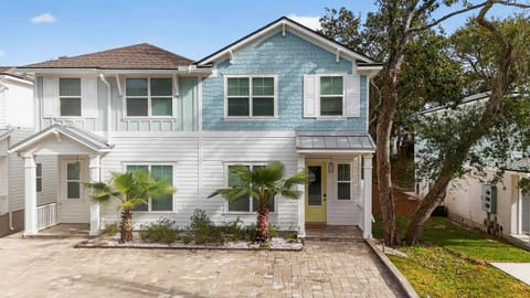 Property building, Facade/entrance, Garden, Quiet street view, Parking