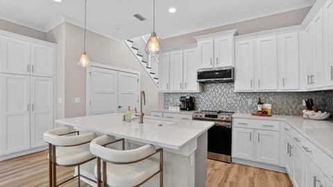 Kitchen or kitchenette, Seating area, Dining area, stove