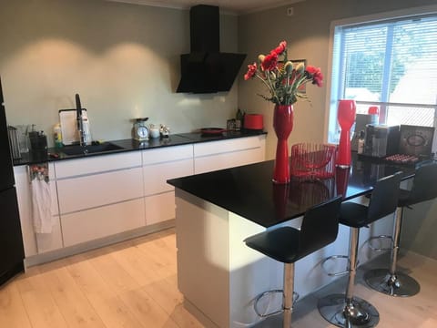 Coffee/tea facilities, Kitchen or kitchenette, Dining area, stove