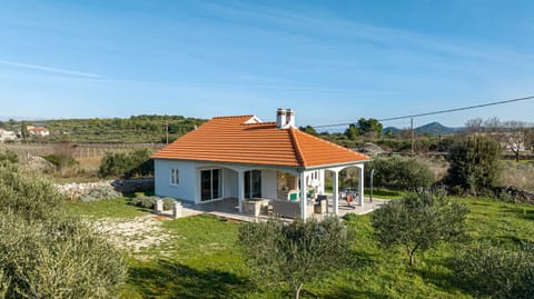 Property building, Spring, Day, Natural landscape, Garden, Garden view
