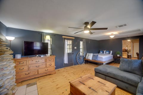 3 Mi to San Felipe Springs Park Studio with Yard Apartment in Del Rio