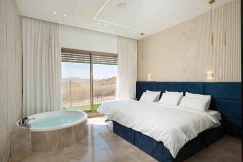Bed, Hot Tub, Hot Tub, Bathroom, Photo of the whole room, Bedroom, Bath, towels