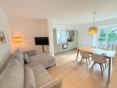 TV and multimedia, Kitchen or kitchenette, Living room, Seating area, Dining area, Text overlay