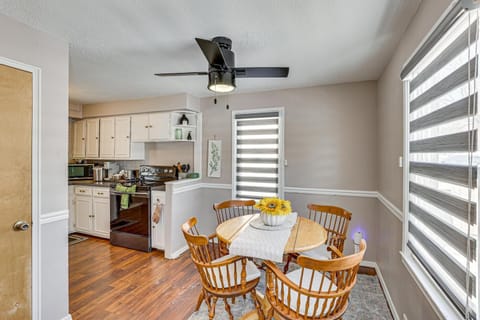 Cozy Home 4 Mi to YSU Campus Penguins Welcome! House in Youngstown