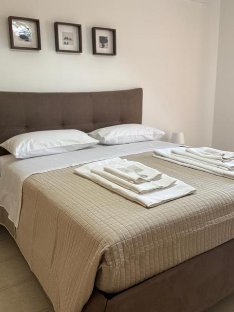 Bed, Bedroom, towels