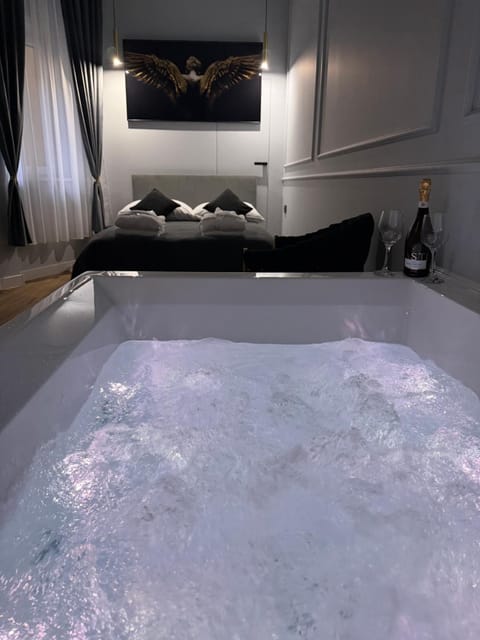 Bed, Hot Tub, Photo of the whole room, Bedroom