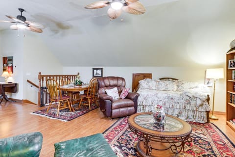 Near Hiking and Biking Pet-Friendly Rogers Getaway! Apartment in Rogers