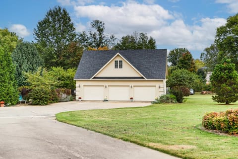 Near Hiking and Biking Pet-Friendly Rogers Getaway! Apartment in Rogers