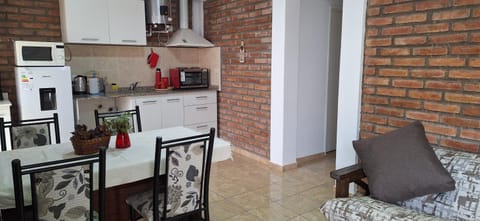 Coffee/tea facilities, Kitchen or kitchenette, Dining area, stove, toaster
