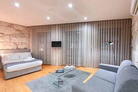 Bed, TV and multimedia, Living room, Photo of the whole room, Bedroom