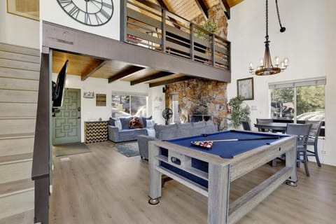 Round Rock Lodge at Big Bear Boulder Bay Modern Retreat w/ Pool Table Minutes to Activities House in Big Bear