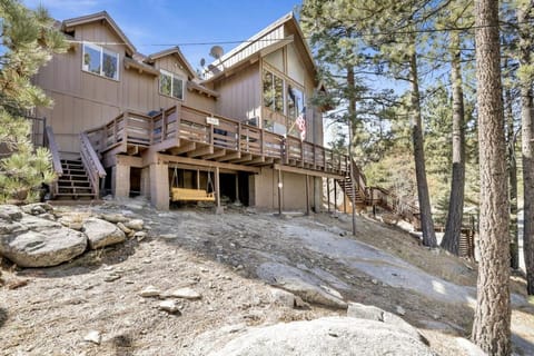 Round Rock Lodge at Big Bear Boulder Bay Modern Retreat w/ Pool Table Minutes to Activities House in Big Bear