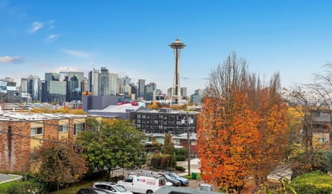 Perch - Aloha Viewpoint House in Queen Anne