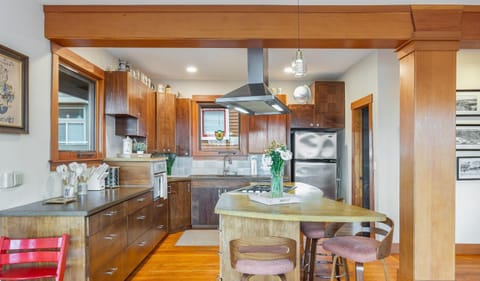 Perch - Aloha Viewpoint House in Queen Anne