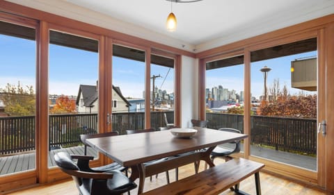 Perch - Aloha Viewpoint House in Queen Anne