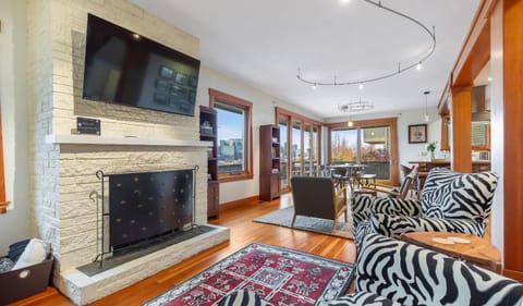 Perch - Aloha Viewpoint House in Queen Anne