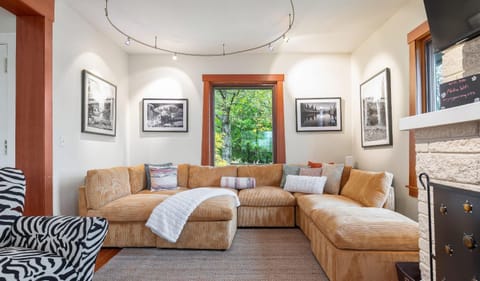 Perch - Aloha Viewpoint House in Queen Anne