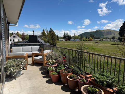 Patio, Seating area, Mountain view, Location