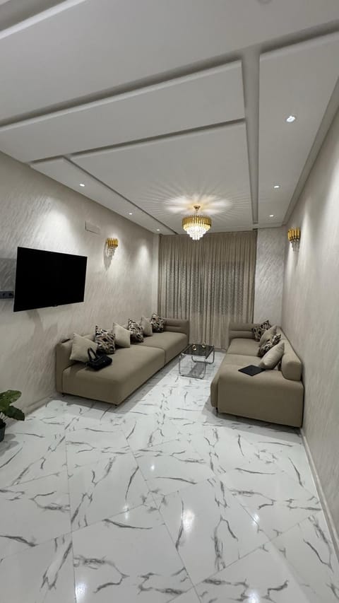 Bed, TV and multimedia, Living room, Seating area
