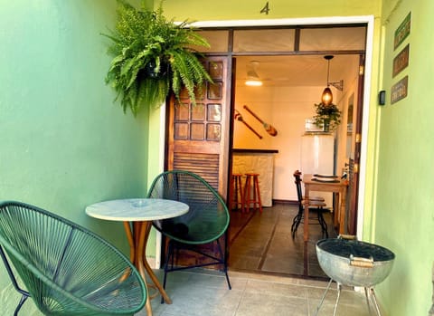 Facade/entrance, BBQ facilities, furniture