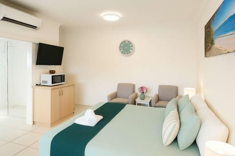 Bed, TV and multimedia, Photo of the whole room, air conditioner
